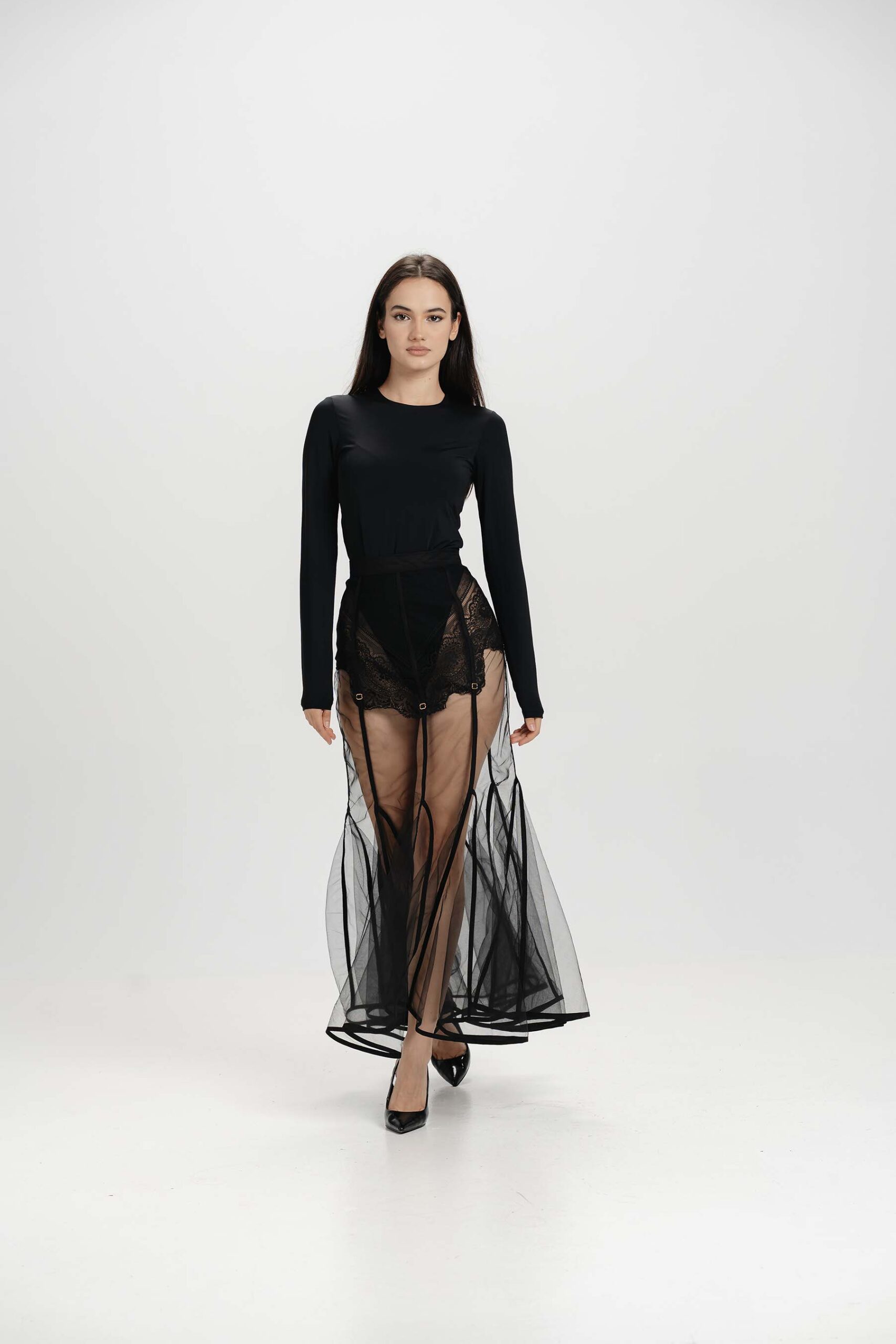 Fusta din tulle cu clini , aplicatii dantela si accente aurii