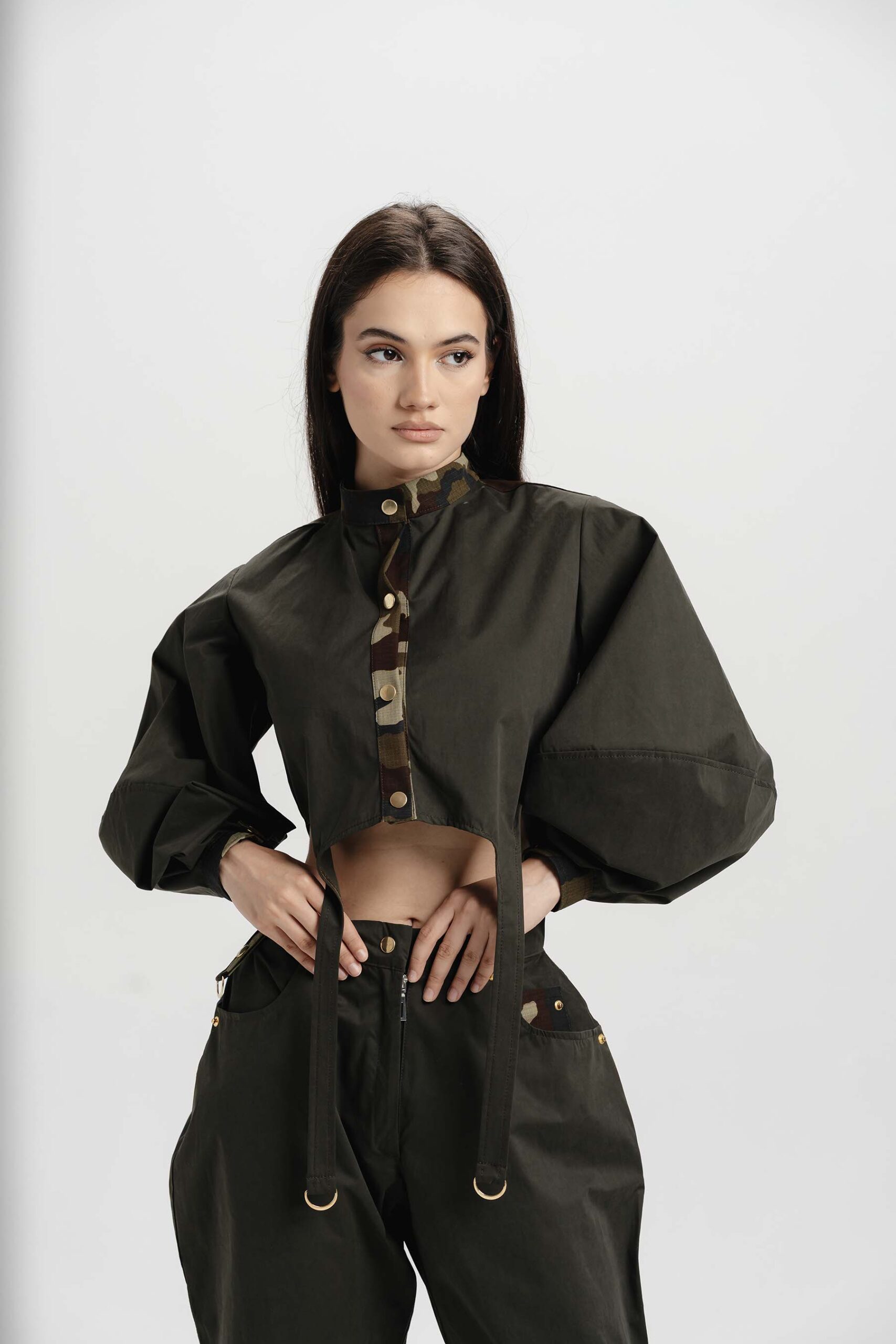 Pantaloni cu talie înalta si  accente camuflaj