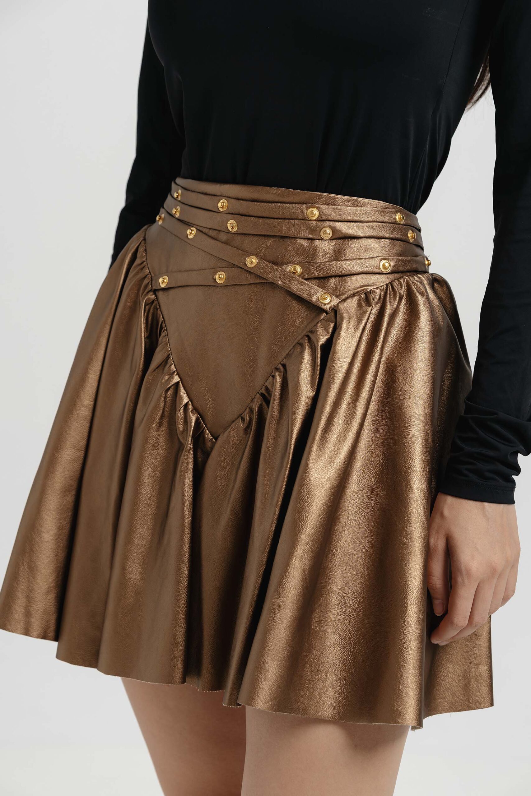 Fusta scurta  clos  din piele ECO cu capse si fermoar metalic